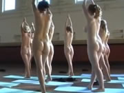 Yoga Yapan Genç Çıplak Kızlar Grubu