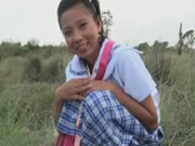 Gerçek Hayat Asya Schoolgirl Outdoors