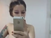 Dövmeli Kız Tuvalet Selfie'si