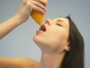Nude kız Drinking Grapefruit Juice