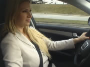 Carol Goldnerova araba sürüş sırasında Out göğüsler