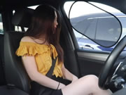 Koreli kız arabasında mastürbasyon yapıyor
