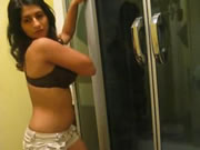 Armenian kız In The Bathroom Strippers