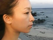 Japon kız deniz kenarında yürüyor