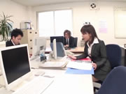 Japon sekreter patronuyla sevişiyor